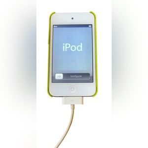 iPod Touch, 4th Generation 8GB, White w/Lightning to USB Cable and 2 Cases